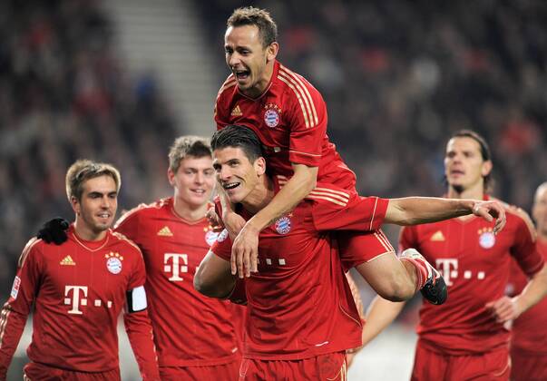 Fussball 1. Bundesliga: Saison 2011 2012 16. Spieltag VfB Stuttgart - FC Bayern München 11.12.2011 Jubel nach dem Tor zum 1:2 Mario Gomez , oben auf Rafinha (FC Bayern München) 
