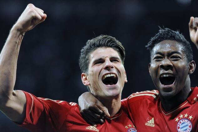 Jubel bei den beiden Torschützen Mario GOMEZ (FC Bayern München) und David ALABA (FC Bayern München) Fussball, 1. Bundesliga, Spieltag 17, Saison 2011 2012, Bayern München - 1. FC Köln, 16.12.2011