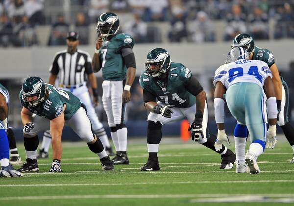 Dec 24th, 2011 .Philadelphia Eagles tackle Jason Peters (71) battles against Dallas Cowboys outside linebacker DeMarcus Ware (94) during the game between the Philadelphia Eagles and the Dallas Cowboys at Cowboy Stadium in Arlington, TX.. .Manny Flores CSM NFL American Football Herren USA 2011: Eagles vs Cowboys DEC 24 - ZUMAcf3