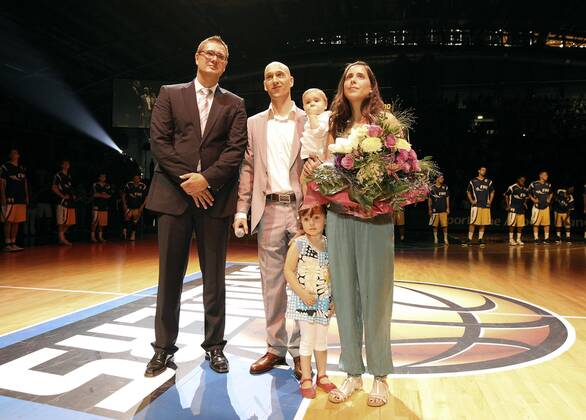Pascal Roller nimmt Abschied von den Skyliners und vom Profisport , hier mit den Kindern Felipe und Delisa , links Skyliner Geschäftsführer Gunnar Woebke Basketball 1. Bundesliga in Frankfurt am 03.10.2010 Fraport Skyliners
