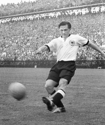 Fussball Herren WM Weltmeisterschaft 1954 Endspiel : Deutschland - Ungarn (3 : 2) : MORLOCK Max Deutschland Fussball Herren WM Weltmeisterschaft 1954 Endspiel : Deutschland - Ungarn (3 : 2) : MORLOCK Max Deutschland