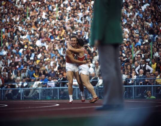 Jubel UdSSR mit Valeriy Borzov (li.) über den 2. Platz in der 4x100m Staffel der Olympischen Spiele 1972 in München