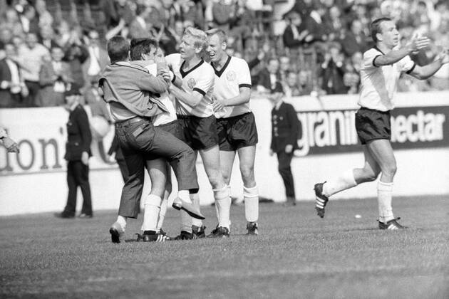 Fußball, WM 1966, Finale in Wembley, England - Deutschland 4-2 n.V. WM Finale 1966 im Wembley Stadion in London - England - BR Deutschland 4:2 n.V. - Torjubel BRD, v.re.: Horst Dieter Höttges, Siegfried Held, Karl Heinz Schnellinger, Uwe Seeler, Wolfgang Overath und ein Fan