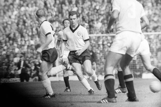Fußball, WM 1966, Finale in Wembley, England - Deutschland 4-2 n.V. WM Finale 1966 im Wembley Stadion in London - England - BR Deutschland 4:2 n.V. - Franz Beckenbauer (BRD, Mitte)