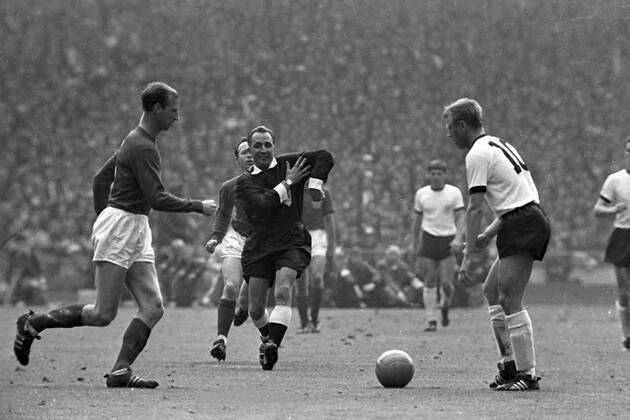 Fußball, WM 1966, Finale in Wembley, England - Deutschland 4-2 n.V. WM Finale 1966 im Wembley Stadion in London - England - BR Deutschland 4:2 n.V. - Schiedsrichter Gottfried Dienst (Schweiz, Mitte), Siegfried Held (BRD, re.) und Jack Charlton (England)