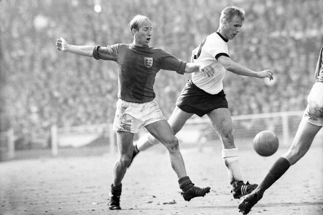 Fußball, WM 1966, Finale in Wembley, England - Deutschland 4-2 n.V. WM Finale 1966 im Wembley Stadion in London - England - BR Deutschland 4:2 n.V. - Bobby Charlton (England, li.) gegen Siegfried Held (BRD)