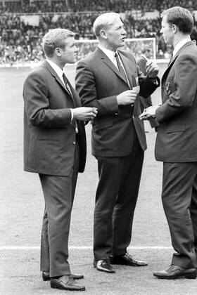 Fußball, WM 1966, Finale in Wembley, England - Deutschland 4-2 n.V. WM Finale 1966 im Wembley Stadion London - England - BR Deutschland 4:2 n.V. - Klaus Dieter Sieloff (BRD, li.)