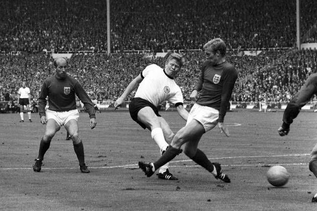 Fußball, WM 1966, Finale in Wembley, England - Deutschland 4-2 n.V. WM Finale 1966 im Wembley Stadion London - England - BR Deutschland 4:2 n.V. - Helmut Haller (BRD, Mitte) erzielt das Tor zum 1:0 gegen Bobby Moore (re.) und Bobby Charlton (beide England)