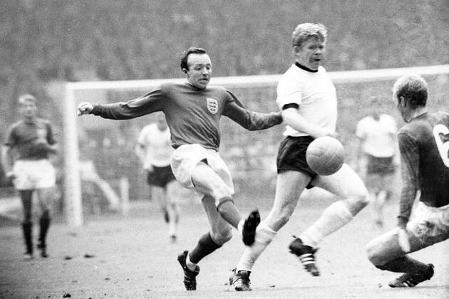 Fußball, WM 1966, Finale in Wembley, England - Deutschland 4-2 n.V. WM Finale 1966 im Wembley Stadion London - England - BR Deutschland 4:2 n.V. - Helmut Haller (BRD, Mitte) gegen Nobby Stiles (li.) und Bobby Moore (beide England)