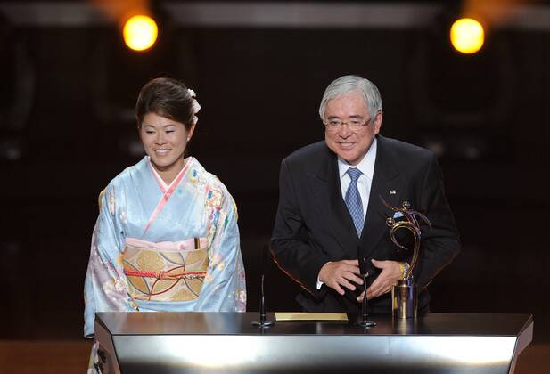 Fussball International FIFA Ballon d Or Zürich Wahl zum Weltfussballer 2011 Junji Ogura (re, Verbandspräsident Japan) und Weltfußballerin Homare Sawa (Japan) mit dem Fair Play Pokal 