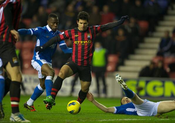 Manchester City s Sergio Kun Agüero in action against Wigan Athletic during the Premiership match at the DW Stadium. xHOCHxZWEIx xPropagandax