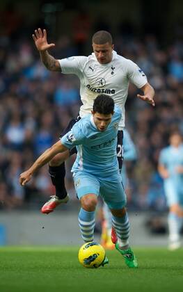 Manchester City s Sergio Kun Agüero in action against Tottenham Hotspur s Kyle Walker during the Premiership match at the City of Manchester Stadium. xHOCHxZWEIx xPropagandax