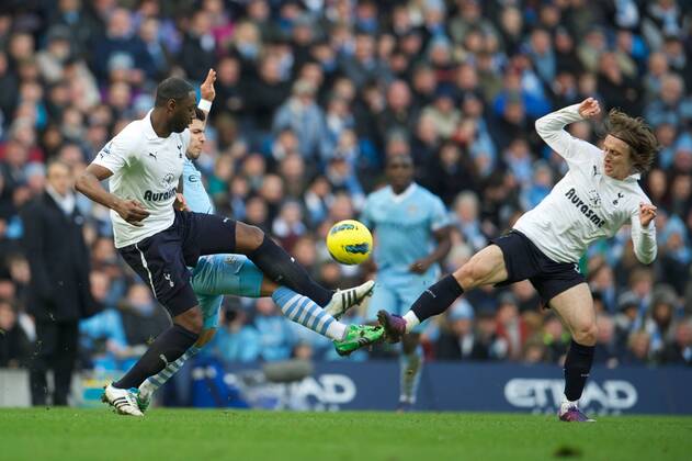 Manchester City s Sergio Kun Agüero in action against Tottenham Hotspur s Ledley King and Luka Modric during the Premiership match at the City of Manchester Stadium. xHOCHxZWEIx xPropagandax
