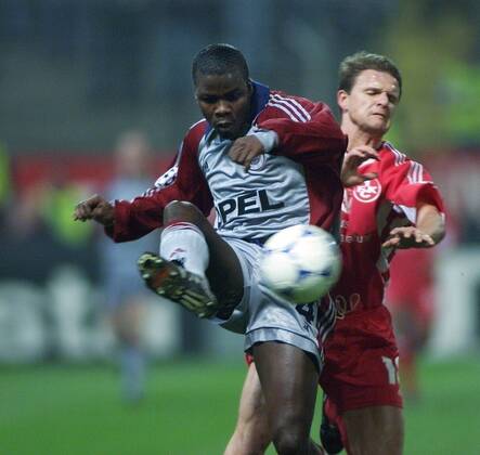 1 . FC Kaiserslautern - FC Bayern München 0 - 4 : KUFFOUR Samuel Osei FC Bayern München , hinten RISCHE Jürgen 1 . FC Kaiserslautern ,