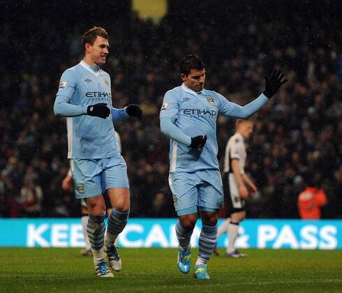 Manchester City s Sergio Kun Agüero celebrates scoring the opening goal with team-mate Edin Dzeko during the Premiership match at the Etihad Stadium. xHOCHxZWEIx xPropagandax