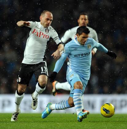 Manchester City s Sergio Kun Agüero in action against Fulham s Danny Murphy during the Premiership match at the Etihad Stadium. xHOCHxZWEIx xPropagandax