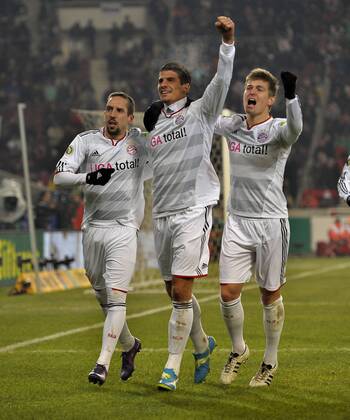 08.02.2012, Fussball DFB-Pokal 2011 2012, Viertelfinale, VfB Stuttgart - FC Bayern München, in der Mercedes-Benz-Arena Stuttgart. Torjubel Mario Gomez (mitte, München). v.li: Franck Ribery (München), Mario Gomez (München), Toni Kroos (Bayern München),