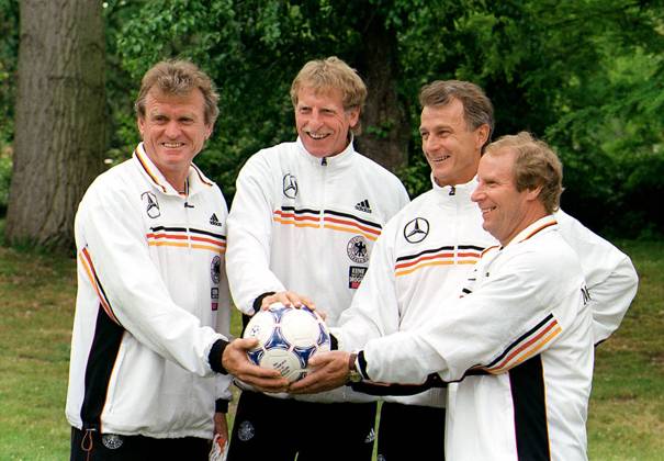 Trainerstab Deutschland für WM Frankreich von links : Maier Sepp Rutemöller Erich Bonhof Rainer Vogts berti