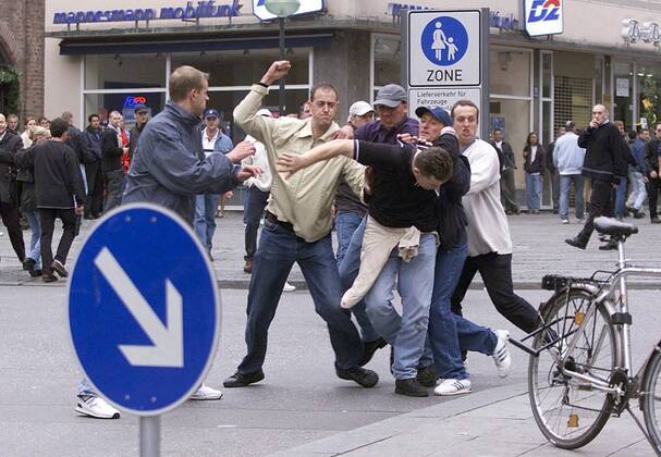 Fussball Laenderspiel Deutschland - England Fans Zuschauer Hooligans Polizei Innenstadt Muenchen