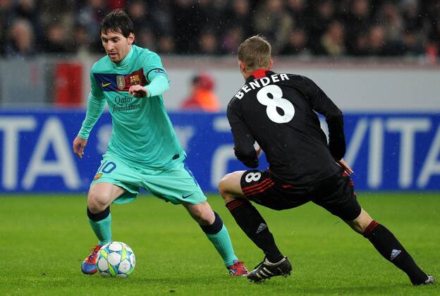 FUSSBALL CHAMPIONS LEAGUE SAISON 2011 2012 ACHTELFINALE Bayer 04 Leverkusen - FC Barcelona 14.02.2012 Lionel Messi (li, Barca) gegen Lars Bender (re, Bayer 04 Leverkusen) 
