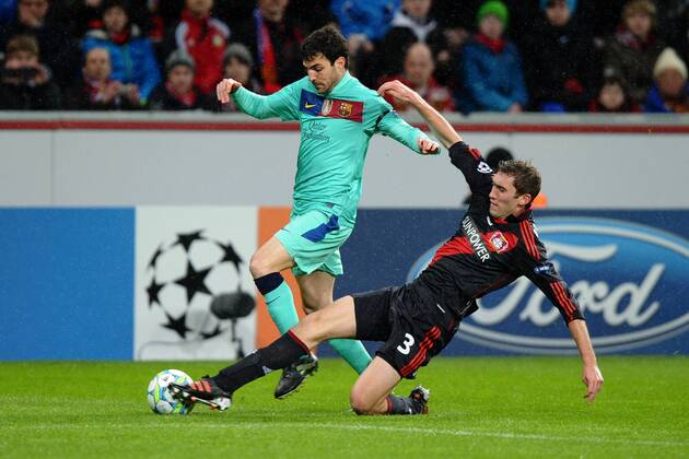 Fußball Champions League Bayer Leverkusen - FC Barcelona am 14.02.2012 in der BayArena in Leverkusen Stefan Reinartz ( Leverkusen ), vorne - Cesc Fabregas ( Barcelona ), hinten