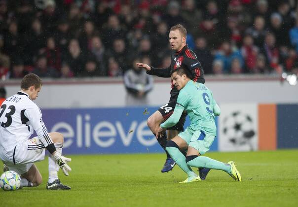 Alexis SANCHEZ (Barca) schiesst das Tor zum 0:1, gegen Michal KADLEC r. und Torwart Bernd LENO l. (LEV), Aktion, Fussball Champions League, Achtelfinale Hinspiel, Bayer 04 Leverkusen (LEV) - FC Barcelona (Barca), am 14.02.2012 in Leverkusen Deutschland