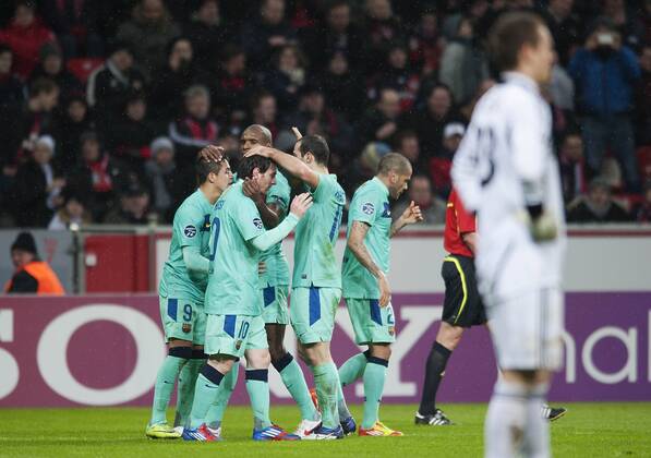 Jubel Barca nach dem Tor zum 0:1, mit v.l. Torschütze Alexis SANCHEZ, Lionel MESSI, Eric ABIDAL, vorne Torwart Bernd LENO (LEV) enttäuscht, Fussball Champions League, Achtelfinale Hinspiel, Bayer 04 Leverkusen (LEV) - FC Barcelona (Barca), am 14.02.2012 in Leverkusen Deutschland