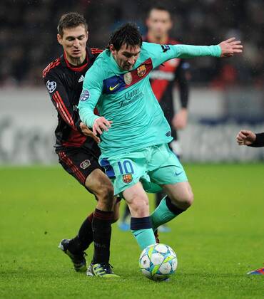 FUSSBALL CHAMPIONS LEAGUE SAISON 2011 2012 ACHTELFINALE Bayer 04 Leverkusen - FC Barcelona 14.02.2012 Daniel Schwaab (li, Bayer 04 Leverkusen) gegen Lionel Messi (re, Barca) 