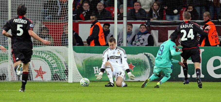14.02.2012, Fussball UEFA-Champions League 2011 2012, Achtelfinale Hinspiel, Bayer Leverkusen - FC Barcelona, in der BayArena Leverkusen. Tor zum 0:1 , v.l. Manuel Friedrich (Bayer Leverkusen) , Torwart Bernd Leno (Leverkusen) , Torschütze Alexis Sanchez (FC Barcelona) , Michal Kadlec (Bayer Leverkusen)