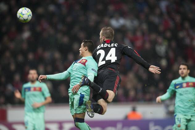 Michal KADLEC r. (LEV) köpft das Tor zum 1:1, gegen Alexis SANCHEZ l. (Barca), AKtion, Kopfball, Fussball Champions League, Achtelfinale Hinspiel, Bayer 04 Leverkusen (LEV) - FC Barcelona (Barca), am 14.02.2012 in Leverkusen Deutschland