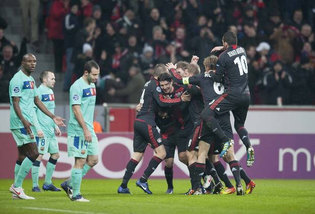 Jubel Lev nach dem Tor zum 1:1, mit Vedran CORLUKA und Torschütze Michal KADLEC, daneben enttäuschte Spieler von Barca, Fussball Champions League, Achtelfinale Hinspiel, Bayer 04 Leverkusen (LEV) - FC Barcelona (Barca), am 14.02.2012 in Leverkusen Deutschland