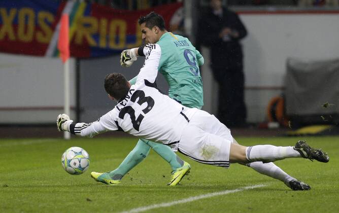 Barcelona s Alexis Sanchez shots the 2:1 against Leverkusen s goalkeeper Bernd Leno during the Championsleague match between Bayer 04 Leverkusen and FC Barcelona, Bayarena in Leverkusen on February 14., 2012. Bayer 04 Leverkusen gegen FC Barcelona im Achtelfinale der Championsleague in der Saison 2011 2012 am 14. Februar 2012.