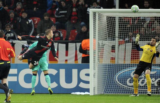 14-02-2012, Fussball, Saison 2011-2012, UEFA Champions League, Achtelfinale, Bayer 04 Leverkusen - FC Barcelona Michal Kadlec (Bayer 04 Leverkusen), li., erzielt mit diesem Kopfball das Tor zum 1-1