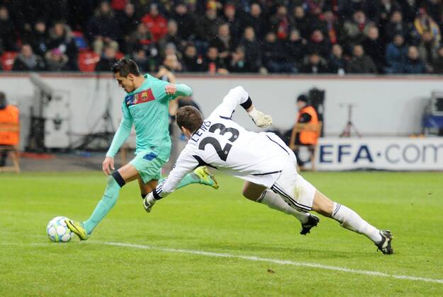 14-02-2012, Fussball, Saison 2011-2012, UEFA Champions League, Achtelfinale, Bayer 04 Leverkusen - FC Barcelona Alexis Sanchez (FC Barcelona), li., erzielt gegen Torhüter Bernd Leno (Bayer 04 Leverkusen) das Tor zum 1-2