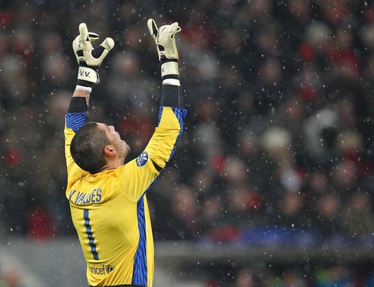 14.02.2012, Fussball UEFA-Champions League 2011 2012, Achtelfinale Hinspiel, Bayer Leverkusen - FC Barcelona, in der BayArena Leverkusen. Jubel Barcelona zum Tor zum 0:1 , Torwart Victor Valdes (FC Barcelona)