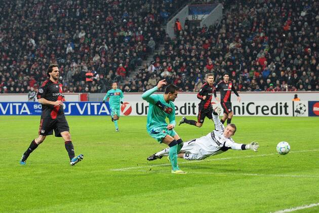 Fußball Champions League Bayer Leverkusen - FC Barcelona am 14.02.2012 in der BayArena in Leverkusen Torschuss Alexis Sanchez ( Barcelona ) zum 1:2