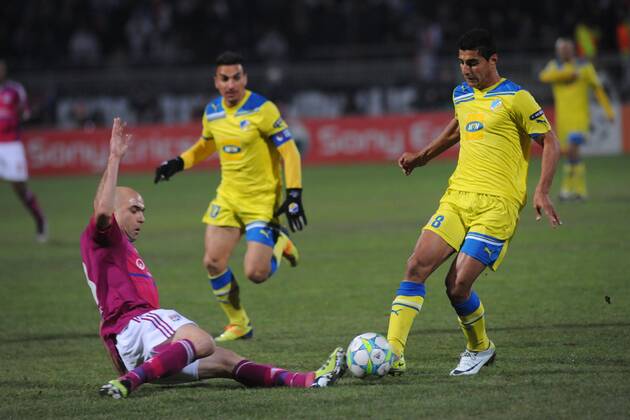 Cris (Lyon) contre Ailton (Nicosie) Football : Lyon Apoel Nicosie - 1 8e de finale - Ligue des champions - 14.02.2012 FredericChambert Panoramic 