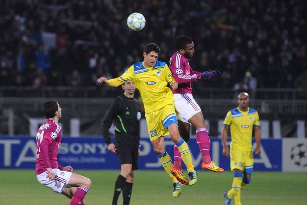 Alexandre Lacazette (Lyon) contre Helio Pinto (Nicosie) Football : Lyon Apoel Nicosie - 1 8e de finale - Ligue des champions - 14.02.2012 FredericChambert Panoramic 