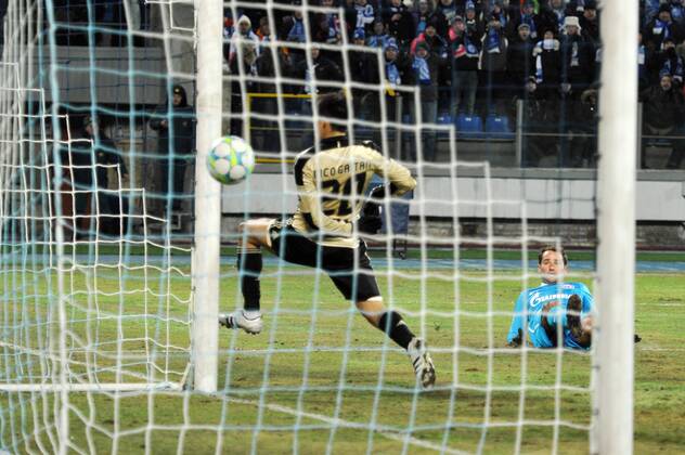 ST PETERSBURG, Zenit s Roman Shirokov (blue), SL Benfica s Osvaldo Nicolas Fabian Gaitan, Zenit St Petersburg - SL Benfica Lissabon  RE0F7E34