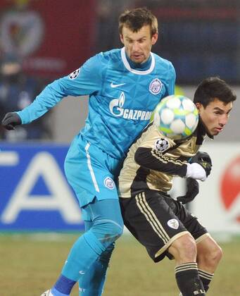 ST PETERSBURG, Zenit s Sergey Semak (blue), SL Benfica s Osvaldo Nicolas Fabian Gaitan, Zenit St Petersburg - SL Benfica Lissabon  RE0F7E3D