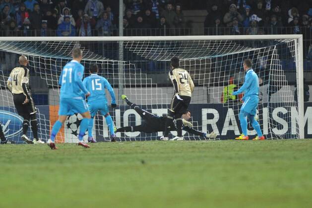 ST PETERSBURG, SL Benfica s goalkeeper Artur Guilherme Moraes Gusmao missing a goal, Zenit St Petersburg - SL Benfica Lissabon  RE0F7E0E