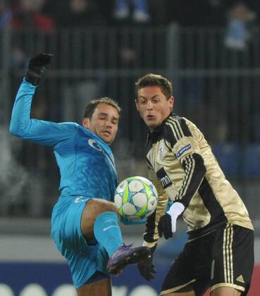 ST PETERSBURG, Zenit s Roman Shirokov (blue), SL Benfica s Nemanja Matic, Zenit St Petersburg - SL Benfica Lissabon  RE0F7E14