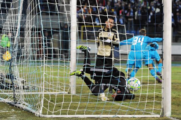 ST PETERSBURG, SL Benfica s goalkeeper Artur Guilherme Moraes Gusmao missing a goal, Zenit St Petersburg - SL Benfica Lissabon  RE0F7E2F