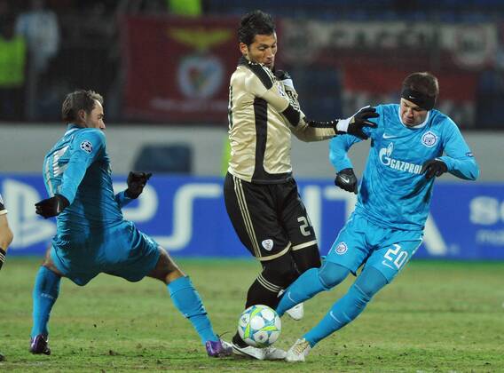 ST PETERSBURG, Zenit s Roman Shirokov, Viktor Faizulin (L-R blue), SL Benfica s Ezequiel Marcelo Garay, Zenit St Petersburg - SL Benfica Lissabon  RE0F7E31