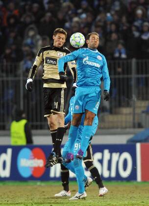 ST PETERSBURG, Zenit s Roman Shirokov (blue), SL Benfica s Nemanja Matic, Zenit St Petersburg - SL Benfica Lissabon  RE0F7E3B