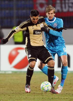 ST PETERSBURG, Zenit s Nicolas Lombaerts (blue), SL Benfica s Oscar Cardozo, Zenit St Petersburg - SL Benfica Lissabon  RE0F7E40
