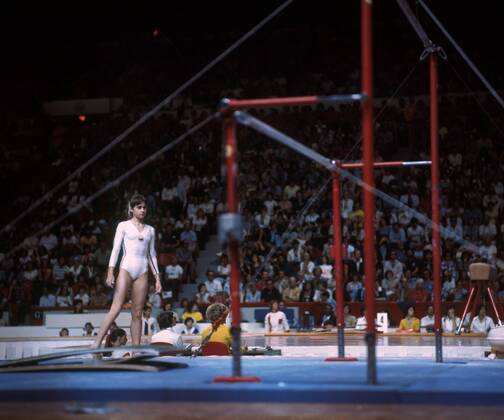 Nadia Comaneci (Rumänien) - Stufenbarren