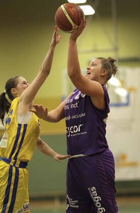 Korbwurf für Göttingen, Klaudia Grudzien gegen Mona Frey, links , SC Rist Basketball Damen 2. Bundesliga am 19.02.2012 SC Rist Scala Lady Baskets - BG 74 Göttingen 52 - 79
