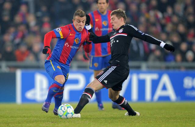 FUSSBALL - CHAMPIONS LEAGUE - SAISON 2011 2012Â Achtelfinale Hinspiel - 22.02.2012 FC Basel - FC Bayern Muenchen Xherdan Shaqiri (li, FC Basel) gegen Toni Kroos (re, FC Bayern Muenchen 