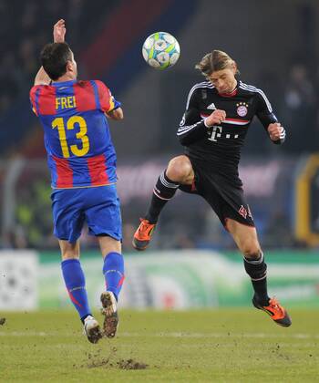 FUSSBALL - CHAMPIONS LEAGUE - SAISON 2011 2012Â Achtelfinale Hinspiel - 22.02.2012 FC Basel - FC Bayern Muenchen Alexander Frei (li, FC Basel) gegen Anatoliy Tymoshchuk , Anatoli Timoschtschuk (re, FC Bayern Muenchen) 